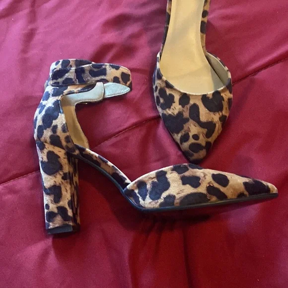 Bronze infused leopard print heels! - Picture 2 of 6